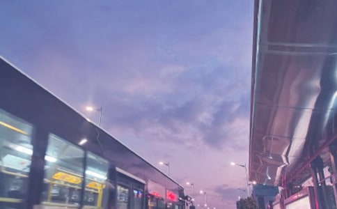 另類(lèi)的公交站臺(tái)經(jīng)典美文