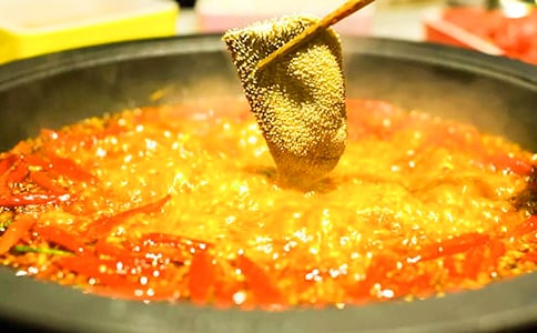 ���x���?zh��n)��?/></p>
<p>�������Ҹ��x�ĺ����У�ֵ���Ҹ��x�Č�(sh��)��̫������ĸ���ώ���ͬ�W(xu��)���(y��ng)������¶���r���������g�f�ﶼֵ����ȥ���x��Ȼ�������؄e����x��߀���ؑc����ʳ���������</p><p>������һ�����������cͬ������֥���С���´����������ҽo����һӛ�w�������o����һȭ��������̩ɽ���߀�����������B�h(hu��n)�ƹ��������Һ��������ӛ���Լ���ͬ���������oԒ���f�ĺû�飬�ώ���ͬ�W(xu��)���wĽ���F�炃�����lҲ��׌�l����ò����_����������ɱ�����(sh��)�K���������Լ�������һ���죬�lҲ�����l���lҲ�����l��ֱ���ŌW(xu��)���]�fһ��Ԓ���ؼ�·�ϣ���һֱ�����������������ܵ���һĻ�����r(sh��)߀����������ò������ߵ��˼�����ֱ�_�M(j��n)�P����ſ�ڴ������ۜI�������µ����������ζ��֪��ʲô�~�Z���������������ζƿһ�����y�����O�������̋�����������������˾چ���æ�f���������҂�?n��i)�������ϲ�g��'�����������������á���</p><p>������������ԕr(sh��)��ɫ�������ҟo�ĵ����������L(f��ng)���r(sh��)���]��һ�z����������һ��(hu��)������(w��)�T��һ偟���v�v�ļt����偶����ρ����@����t��͸�������M���������������ٽ��������������ڵ�����﷭�L�����D(zhu��n)����һȺ�BƤ�ĺ����������_����߀�r(sh��)�r(sh��)ɢ�l(f��)����������������������@һ偻���������Ѵ����������ڻ���ϲ˲���ʮ��������Ĳ˾ͱ��ҽy(t��ng)�y(t��ng)�����硱�������ڌW(xu��)У�cͬ�W(xu��)�l(f��)���Ĳ����Ҳ�S���@��ζ���џ�����ɢ���˕r(sh��)������������Ȼ�뵽���Լ����T���^ʧ���X�Ñ�(y��ng)ԓ����(d��ng)ȥ�����ѵ�Ǹ��</p><p>�����ڶ��죬�����˂�(g��)����������(d��ng)��ͬ����Ǹ���҂��ֺͺ�������ٴγ�����Ӱ���x�ĺ�������</p><p>����߀��һ�Σ����ڸ�(j��ng)�x��ɲ��r(sh��)ʧ����������ʧ�������ؼң������ƺ��������ҵİÆ����֎���ȥ���˻�����@���҂��c(di��n)���圫����(d��ng)���r���Ĝ�һ���ρ����Ҿͱ��@�rζ��ס�������Ĝ�ð����������������һ���r�����ƺ����������܂������`�������f����ʧ��һ����ԭ�����Լ������Լ���ȱ�c(di��n)���������܂��������@�r(sh��)�����ˣ����w��،���Щ��ʳһ�߶�����</p><p>�����������Ŭ������ȱ�c(di��n)���ڶ�������(j��ng)�x��ɲ��r(sh��)���p�����x�����Ǖr(sh��)�e�����ж�ô�d�^����</p><p>��������Ҳ���偵ļt���c�圫���������˂����N��(f��)�s�ă�(n��i)�����Ҹ��x���������ƽ��(f��)�ҵ��������o��?gu��)�����������ܽo��������׌�ҌW(xu��)��(hu��)���_�挦(du��)���������ړ�(d��n)��(d��ng)���������Ժ��������ҕ�(hu��)һֱ�м���������c�����顣����һλ��偼��F(tu��n)����(j��ng)���f���ǘ�������偾��������ˎ�������˶���Ҫ������</p><div   id=