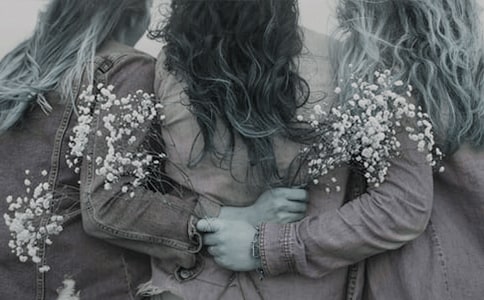 �P(gu��n)��Ů���ӵĜ�ܰԒ�Z���\