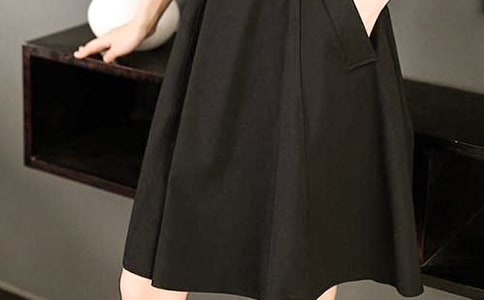 穿紅色裙子的女人詩歌