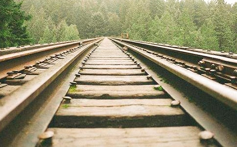 兩條鐵軌美文